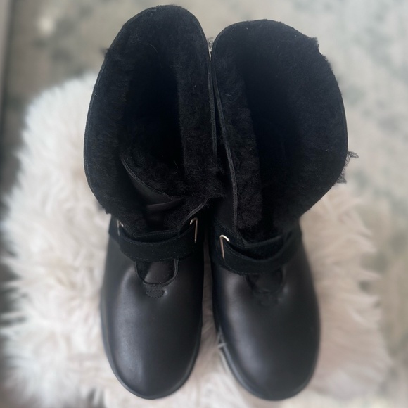 LIKE NEW- UGG W Isley Waterproof Snow Boots (BLACK, SZ 9) - Picture 2 of 5